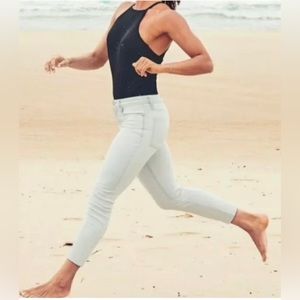 ATHLETA Sculptek Stretch Technology Skinny Crop Jeans in Glacier Wash  Sz 6